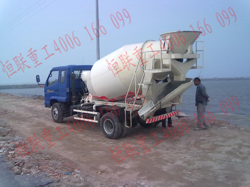 3方攪拌車在圍海工程狹窄的臨時(shí)道路上 