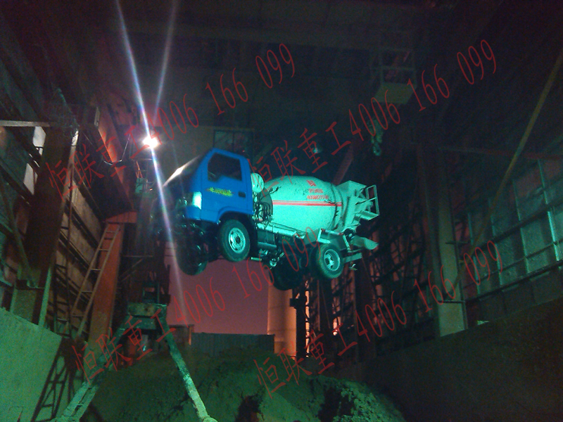 2立方小型攪拌車吊裝經過豎井