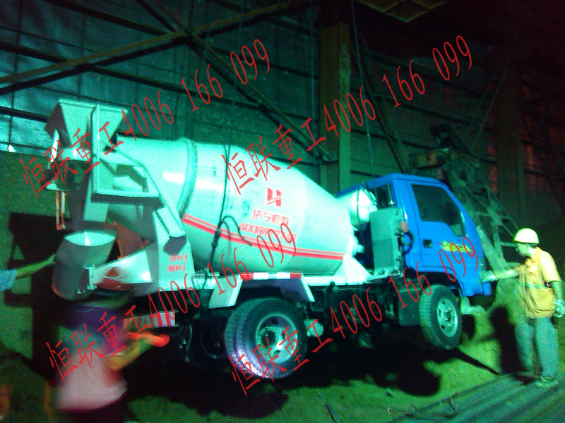 小型水泥攪拌車吊進地鐵隧道底部