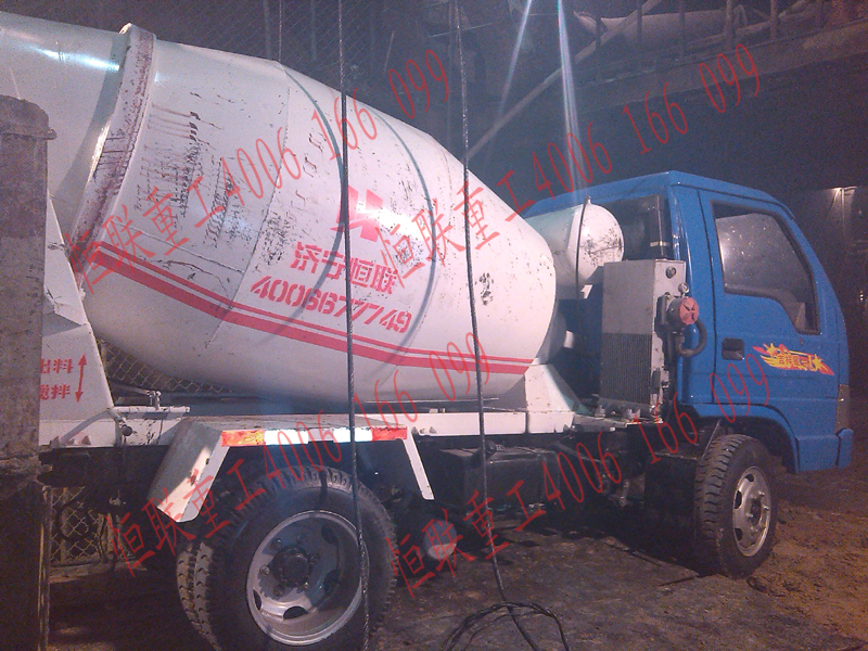 2立方小型攪拌車在地鐵隧道進行混凝土施工