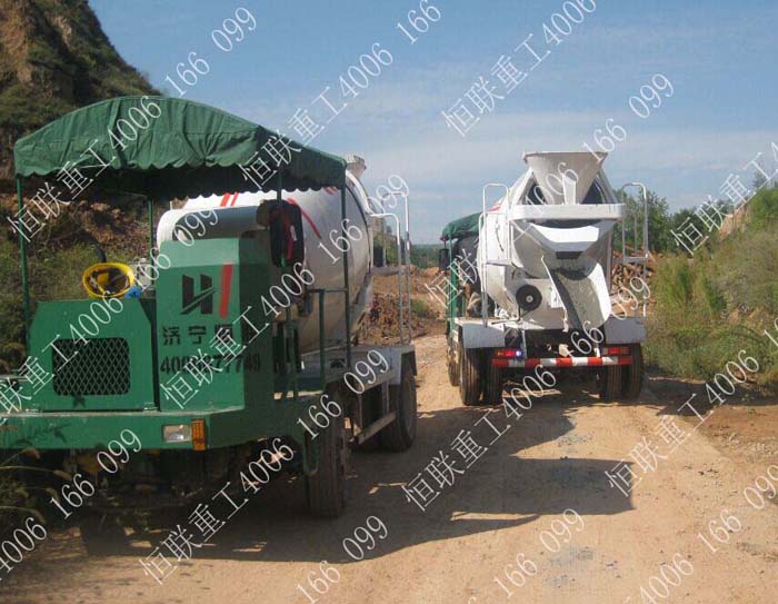 超窄車身小型攪拌車鄉(xiāng)村小路會(huì)車