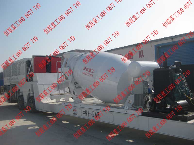 無(wú)軌道膠輪車(chē)承載的小型攪拌車(chē)