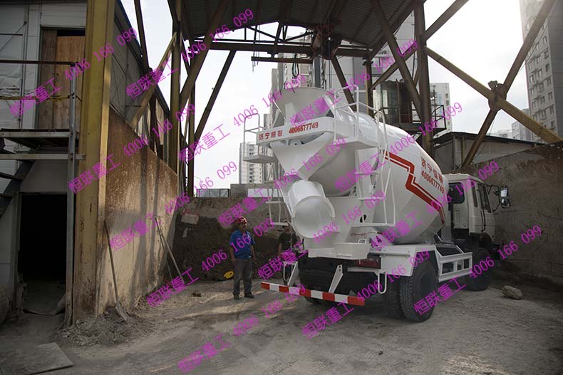 東風(fēng)混凝土攪拌車6方產(chǎn)品在青島地鐵