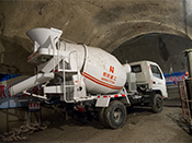 2方水泥攪拌車圖片（隧道施工現(xiàn)場）