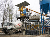 河南省新鄉(xiāng)市水泥攪拌車在小型攪拌站現(xiàn)場圖