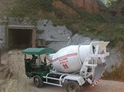 2方攪拌車中標(biāo)中鐵十五局山西臨汾隧道工程，四不像混凝土車完美解決隧道施工方案