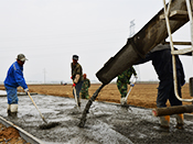 鄉(xiāng)村道路硬化工程施工，直接用攪拌車攪拌生料