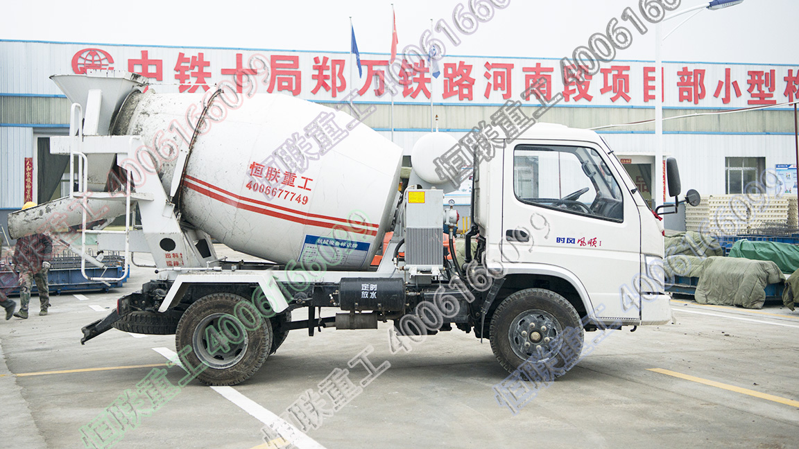2方攪拌車在鄭萬鐵路中鐵十局項(xiàng)目部