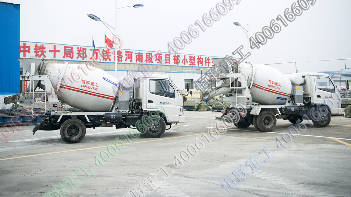 2方攪拌車在鄭萬鐵路中鐵十局項(xiàng)目部