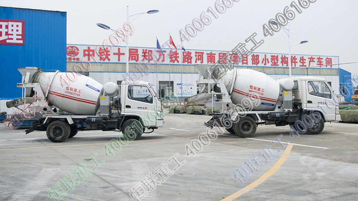 2方攪拌車在鄭萬鐵路中鐵十局項(xiàng)目部