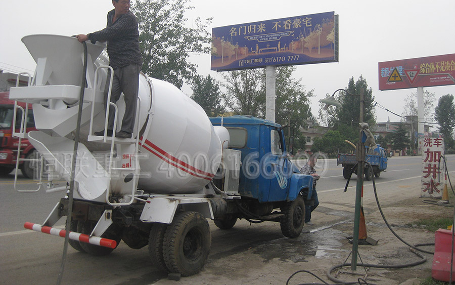 南駿農(nóng)用車改裝小型攪拌車