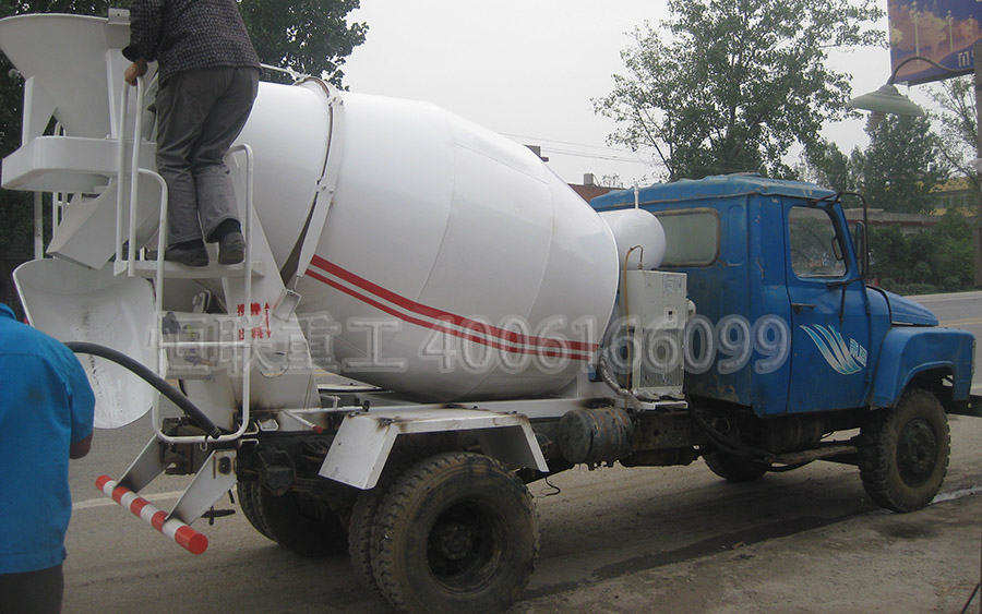 南駿農(nóng)用車改裝小型攪拌車