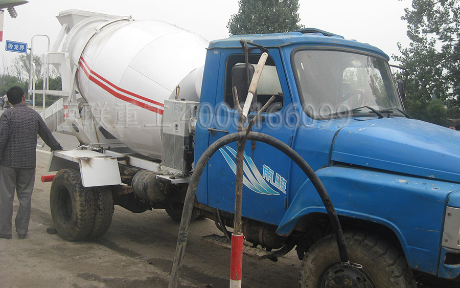 南駿農(nóng)用車改裝小型攪拌車