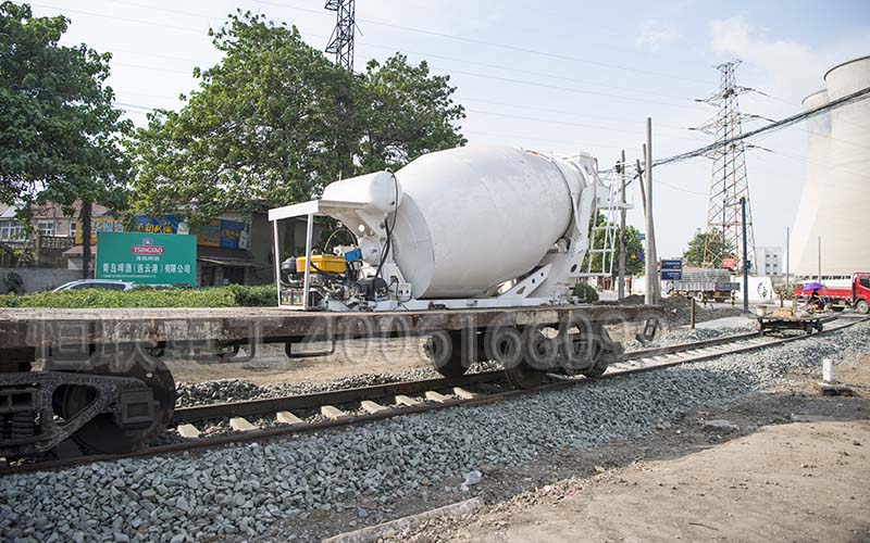 鐵路兩側護欄施工用什么水泥攪拌車