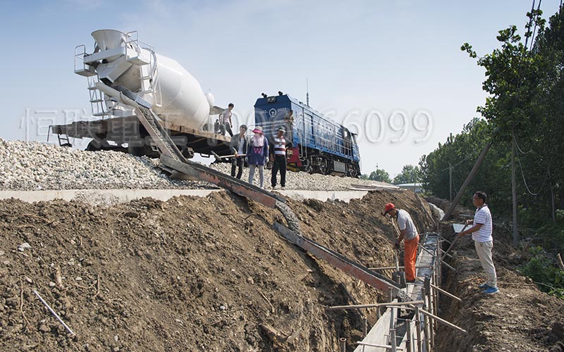 鐵路兩側護欄施工用什么水泥攪拌車