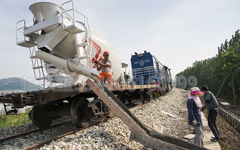 鐵路兩側護欄施工用什么水泥攪拌車
