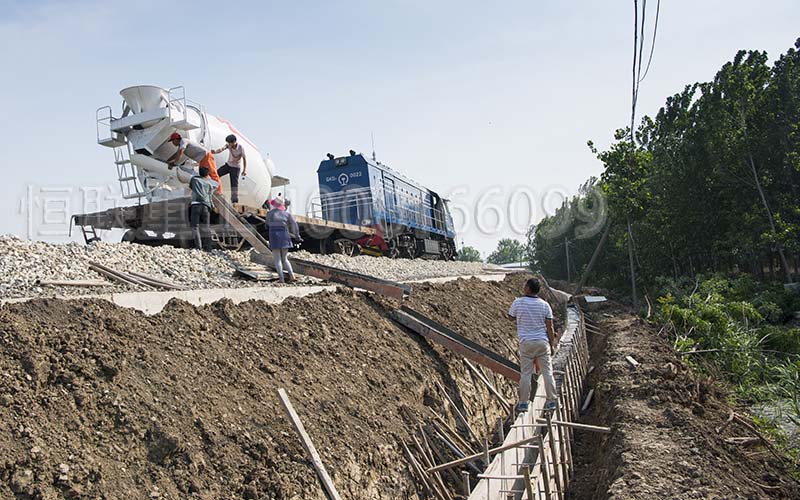 鐵路兩側護欄施工用什么水泥攪拌車