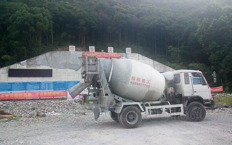 小型攪拌車在隧道內(nèi)部施工圖片
