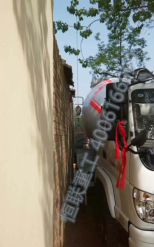 6方攪拌車在農(nóng)村進行房建施工
