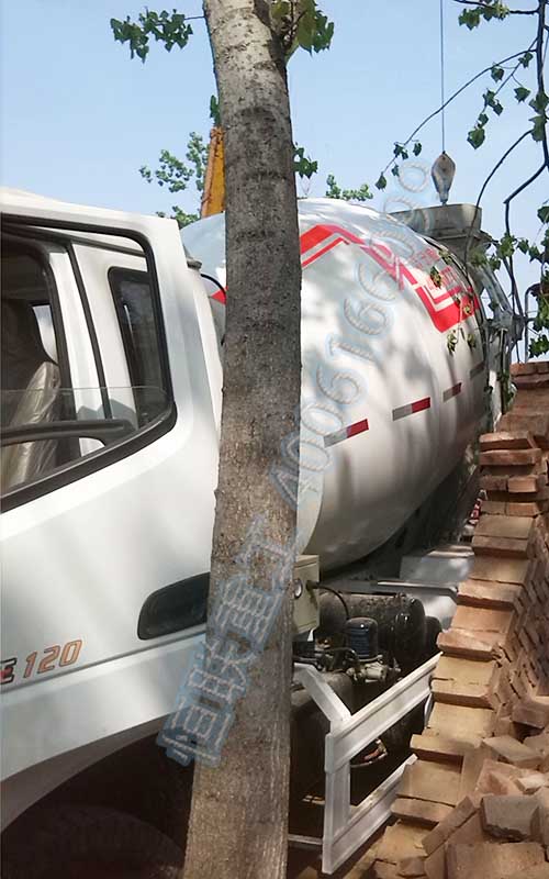 6方攪拌車在農(nóng)村進行房建施工