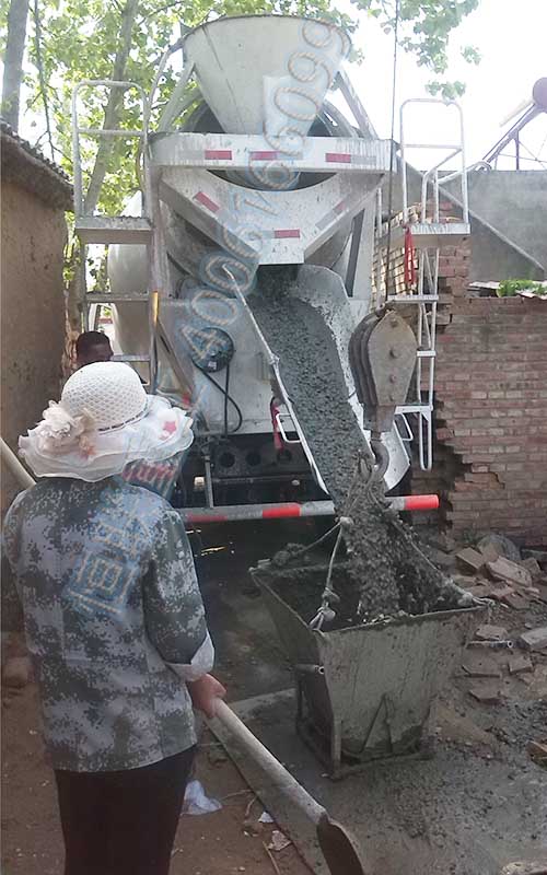 6方攪拌車在農(nóng)村進行房建施工