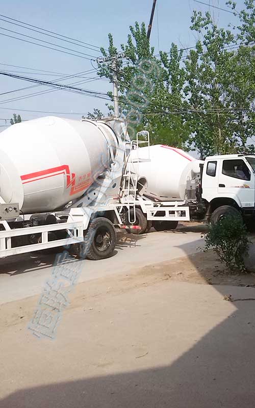 6方攪拌車在農(nóng)村進行房建施工