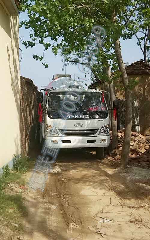 6方攪拌車在農(nóng)村進行房建施工