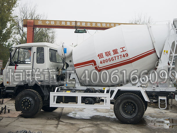 東風(fēng)6方小型攪拌車北京地鐵施工圖片。