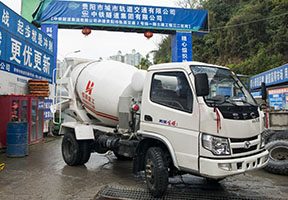 貴陽(yáng)地鐵施工用2方攪拌車(chē)。