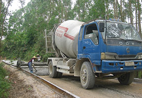 廣西貴港農(nóng)用車(chē)改裝小型攪拌車(chē)鄉(xiāng)村公路工程。